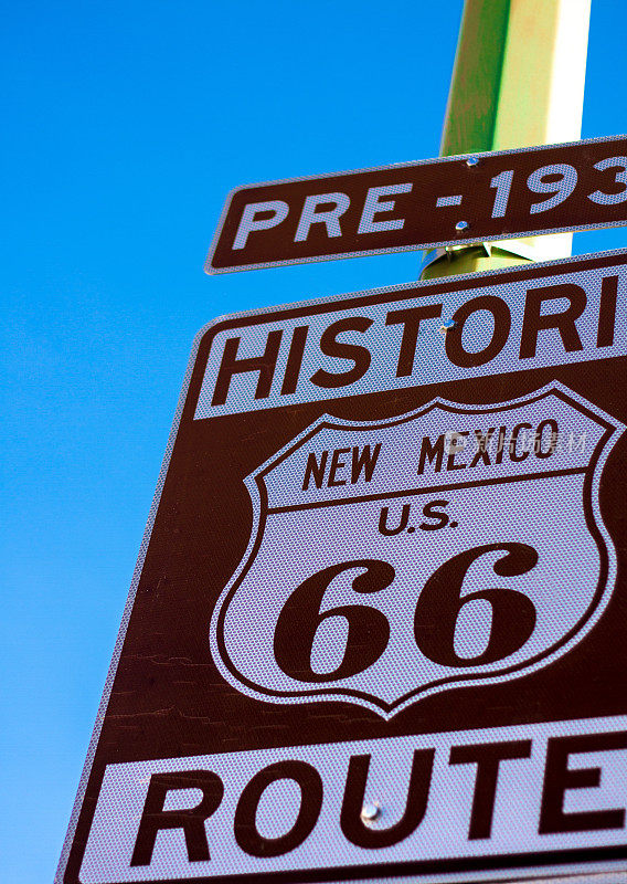“US 66”标志反对蓝天